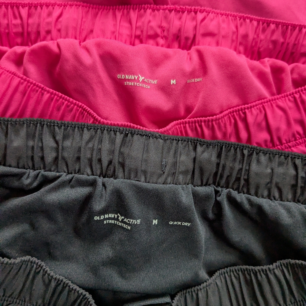 Old Navy Mid-Rise Stretch Tech Dolphin Hem Run Shorts 3" - Picture 3 of 4